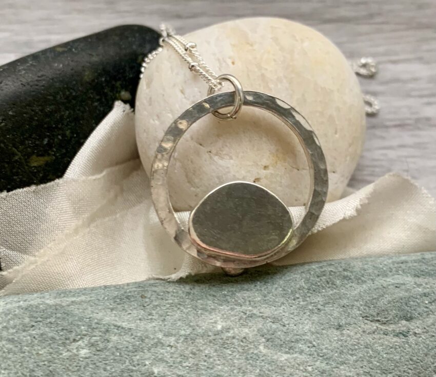 reverse of pendant circle aquamarine hammered texture pebbles